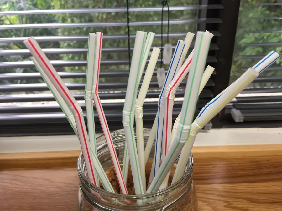 Ordenan por decreto volver a las pajitas de plástico para sorber líquidos