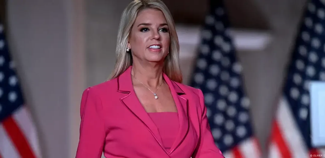 Senado confirma a Pam Bondi como fiscal general