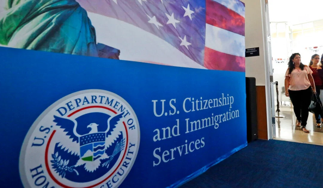 Gobierno de Trump frena algunas aplicaciones de “green cards”