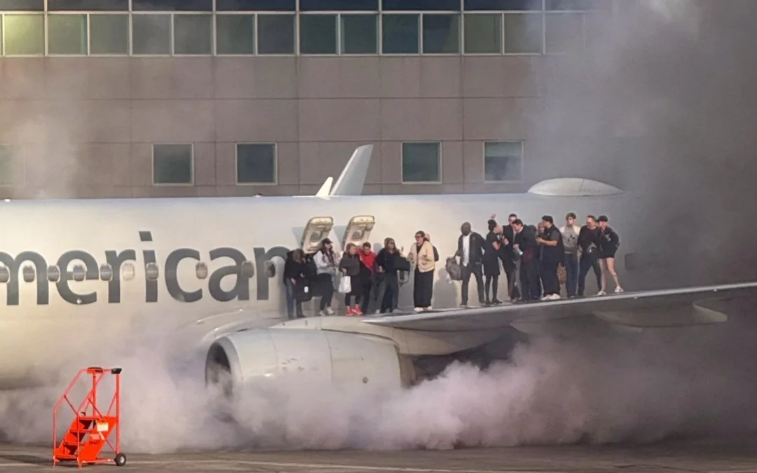 Incendio en avión de tras aterrizaje en Denver deja 12 heridos