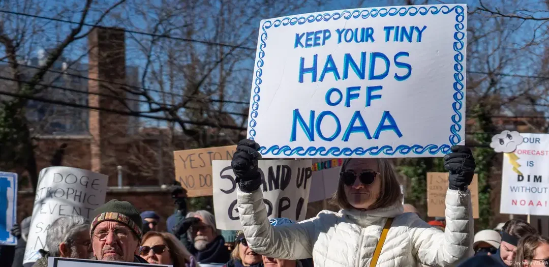 Juez ordena restituir a funcionarios despedidos en EEUU