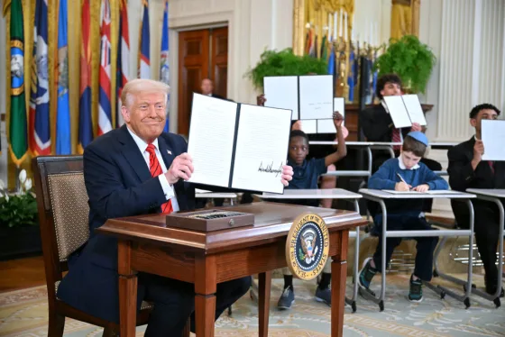 Trump firma una orden ejecutiva para desmantelar el Departamento de Educación