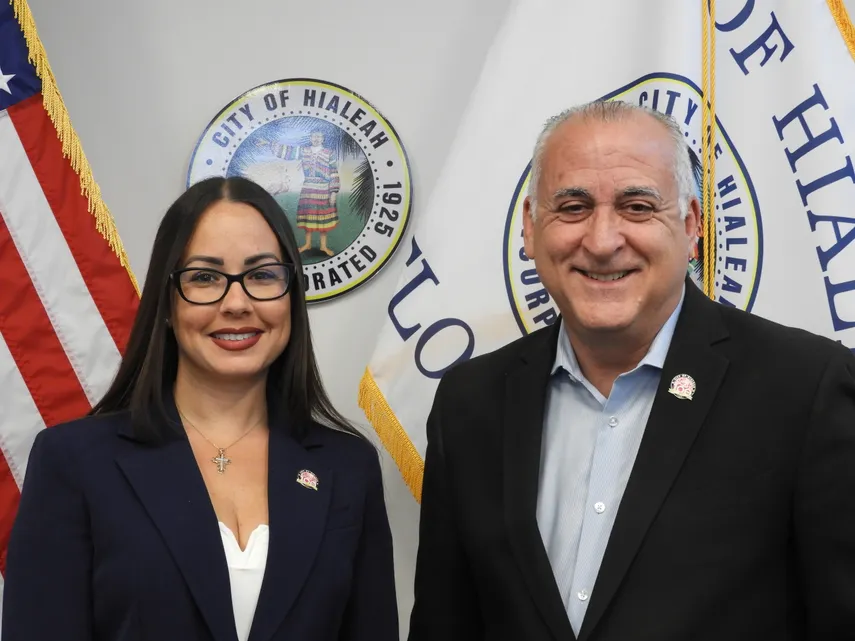 Bovo pasa el mando a la primera mujer alcalde de Hialeah en 100 años