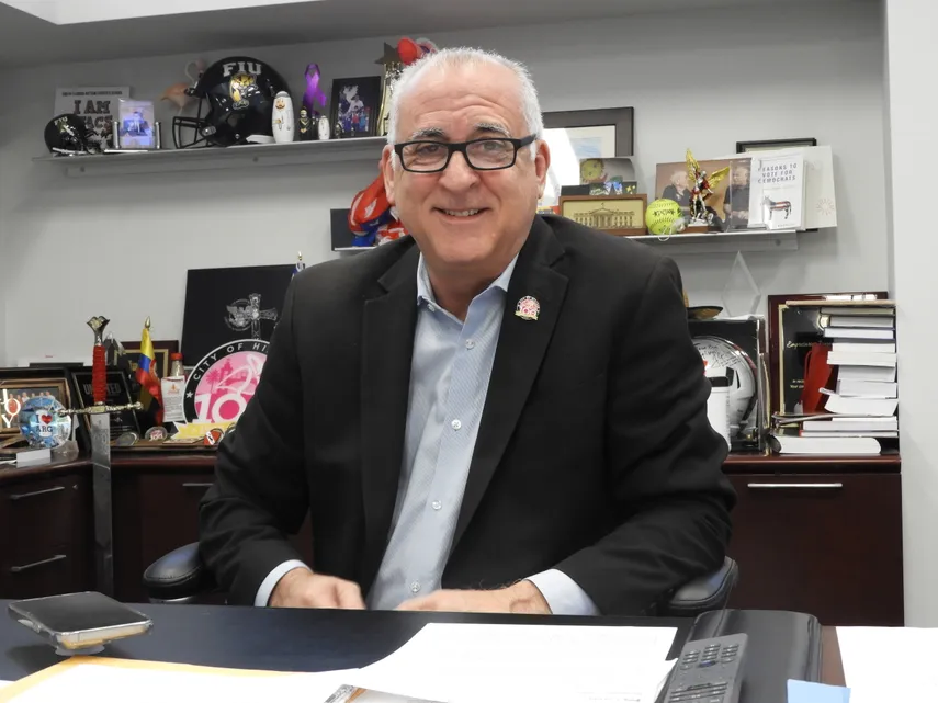 Esteban Bovo renuncia a la alcaldía de Hialeah