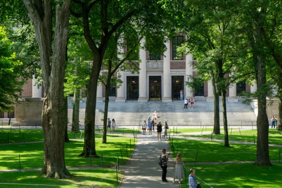 Gobierno de Trump congela $2,000 millones a Harvard