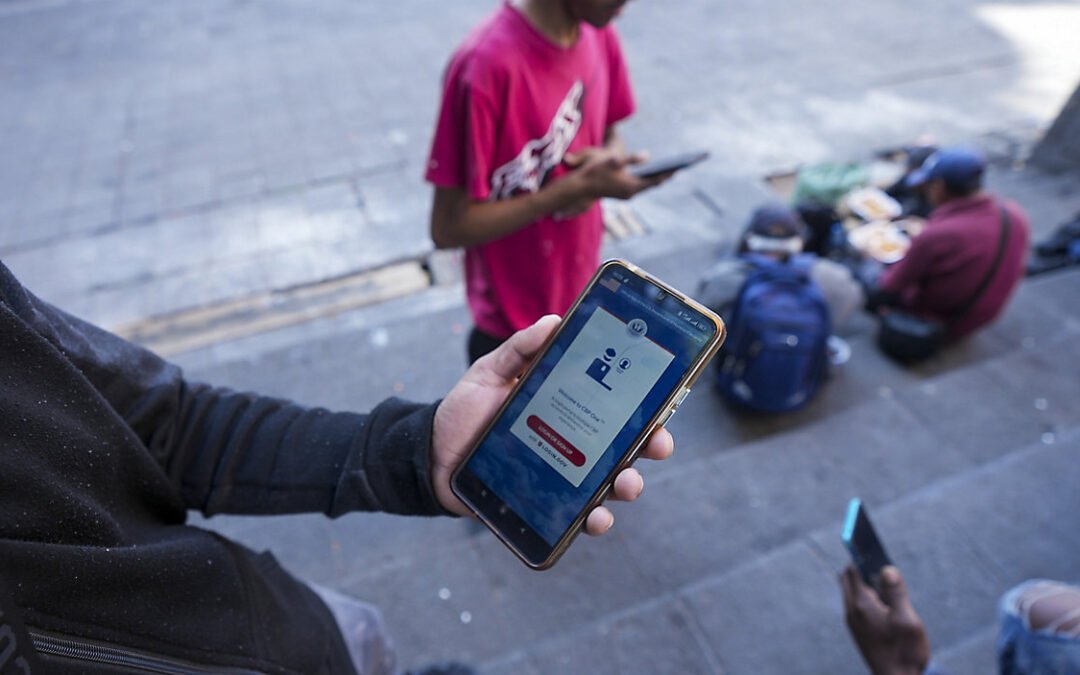 Gobierno de Trump revoca estatus legal a migrantes con la app CBP ONE