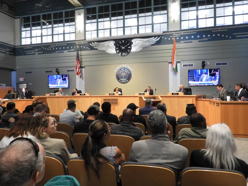 Miami convoca reunión especial para decidir cómo llenar la vacante del Distrito 4