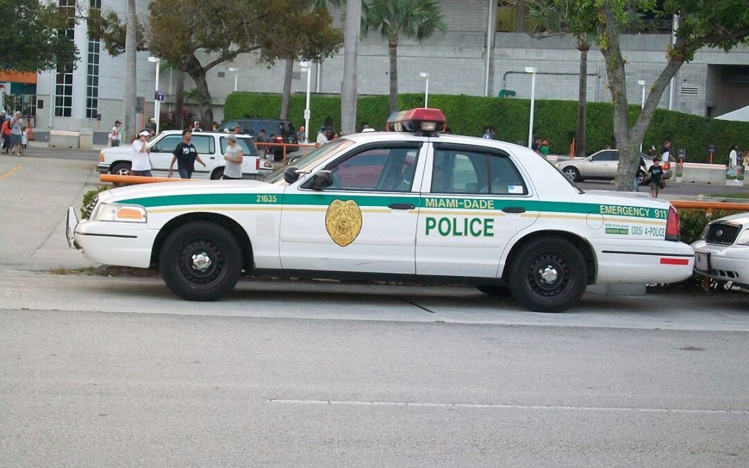 Oficial de Miami-Dade herido tras choque y vuelco de patrulla