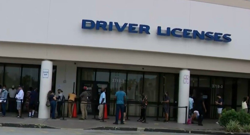 Aprueban considerar un delito el vender citas en oficinas de licencias de conducir en Florida