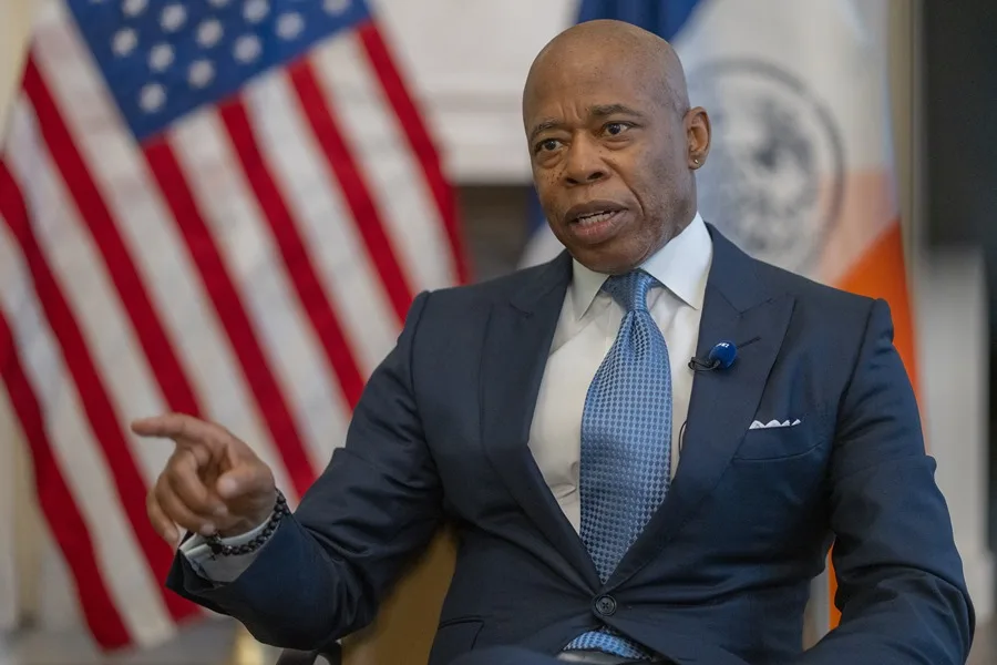 El alcalde de NY acusa a activistas de crear “miedo” sobre las deportaciones