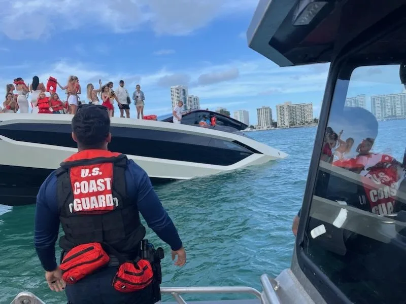 Investigan el hundimiento de un yate en Miami con 32 personas abordo