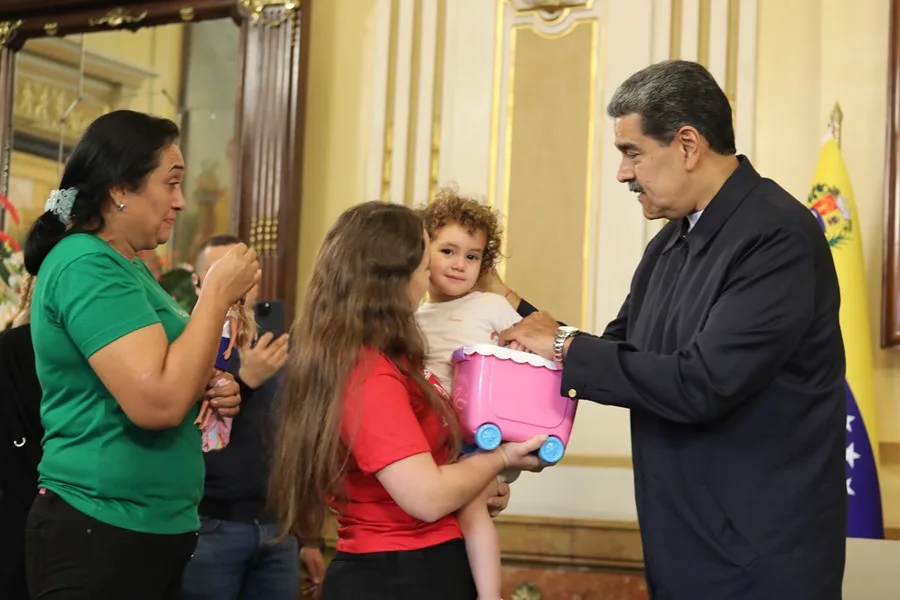 Llega a Venezuela la niña de dos años separada de su madre deportada de EE.UU.