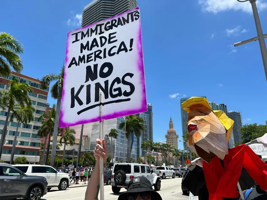 Cientos de personas protestaron en el corazón de Miami para rechazar las redadas migratorias