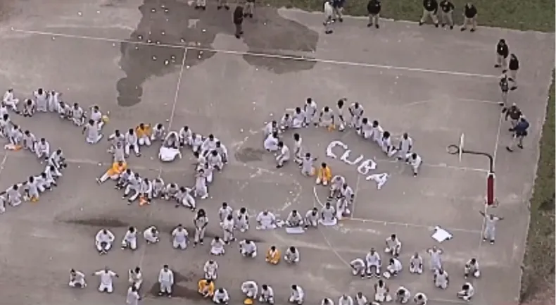 Cubanos detenidos en el centro de detención de Krome se manifiestan con la señal de SOS