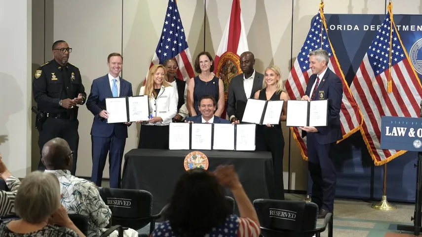 DeSantis firma cinco leyes para reforzar protección de menores contra abuso sexual