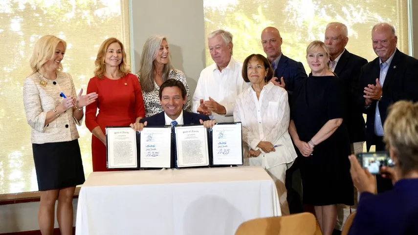 DeSantis firma leyes de alivio a propietarios de condominios en Florida