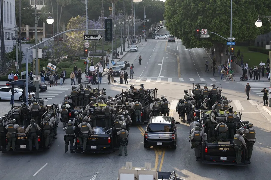 Declaran toque de queda ante la tensión por las redadas y protestas en Los Ángeles