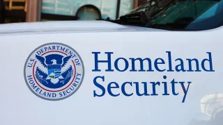 Gobierno de Trump retirará multas a indocumentados que cumplan con este requisito