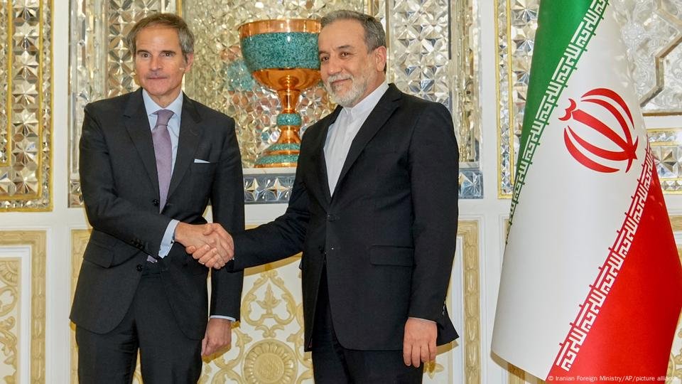 Parlamento de Irán aprueba suspender cooperación con el OIEA