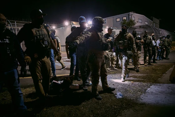 Pausarán redadas en campos, hoteles y restaurantes mientras amplía otras deportaciones