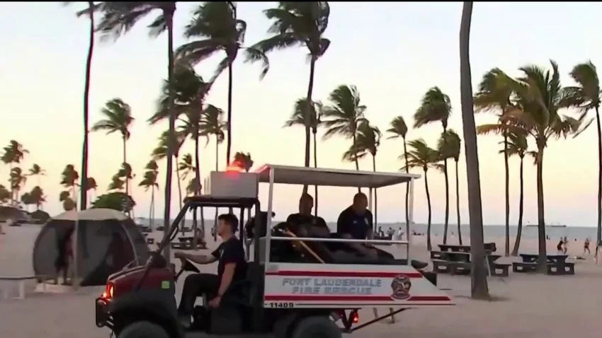 Rescatan a 3 personas a punto de ahogarse en playa de Fort Lauderdale