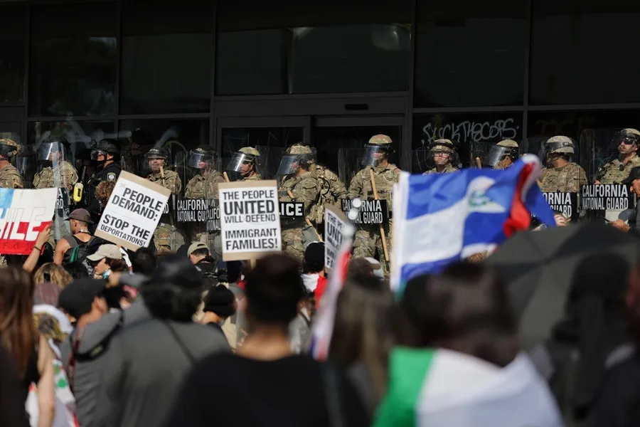 Trump dice que si es necesario invocará la Ley de Insurrección por las protestas en Los Ángeles