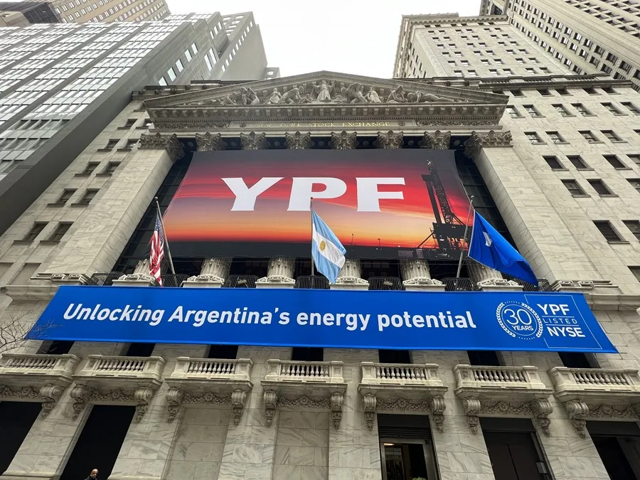 Justicia de EE.UU. ordena al estado de Argentina renunciar a su participación de 51 % en la petrolera YPF