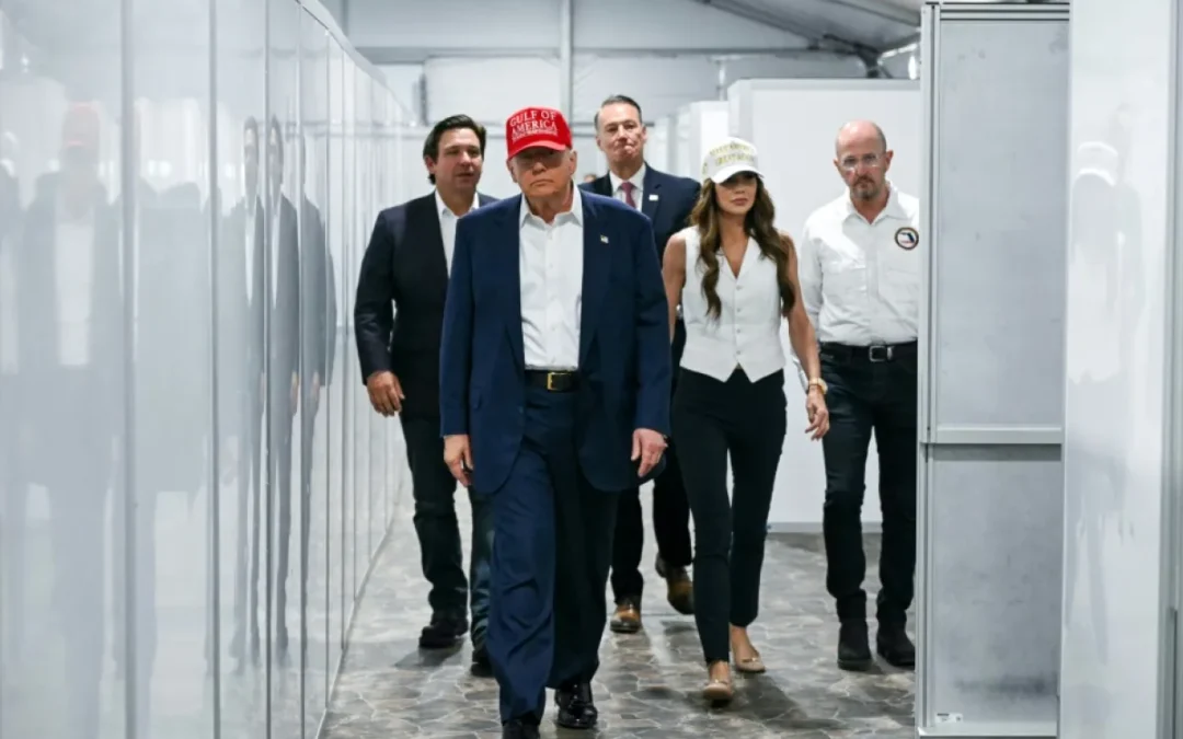 Trump elogia nuevo centro de detención de migrantes en Florida