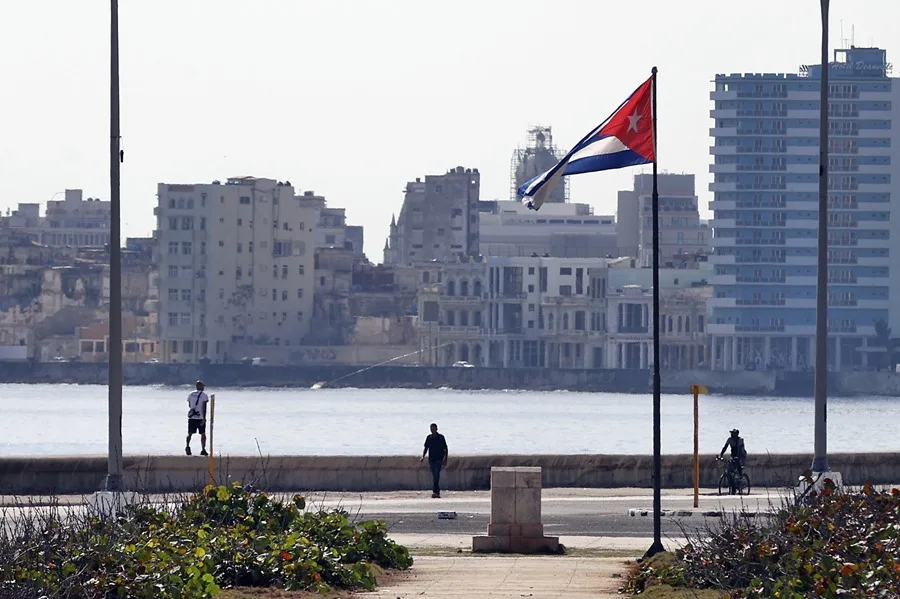 Trump firma un memorando para endurecer la política estadounidense en Cuba