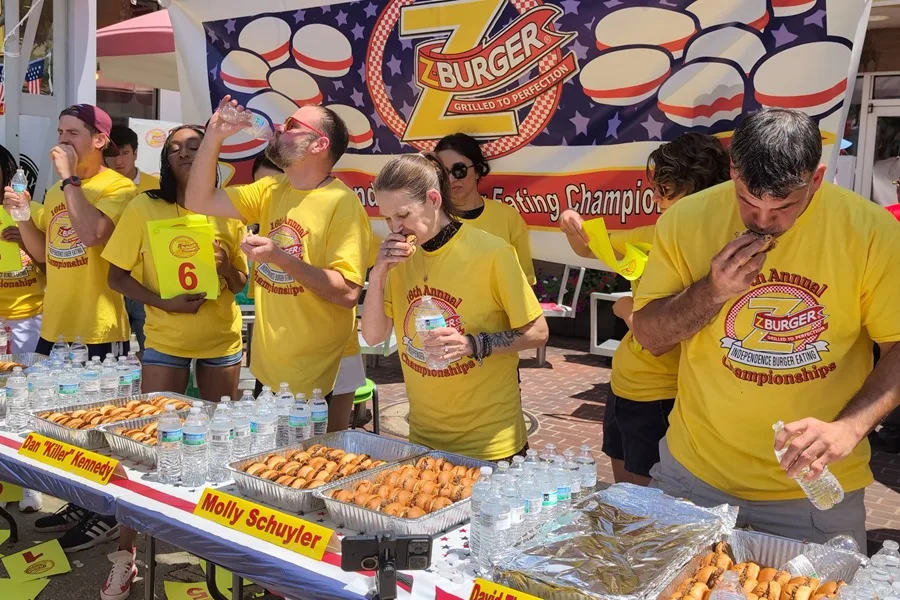 Una mujer bate un récord al comer 40 hamburguesas en diez minutos por el Día de Independencia