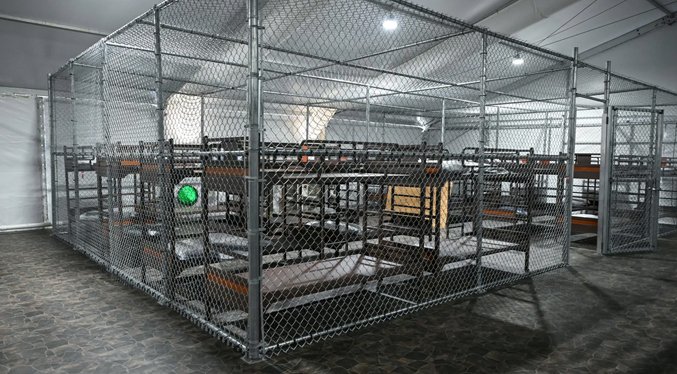 Migrantes de “Alligator Alcatraz” son trasladados tras orden judicial de cierre