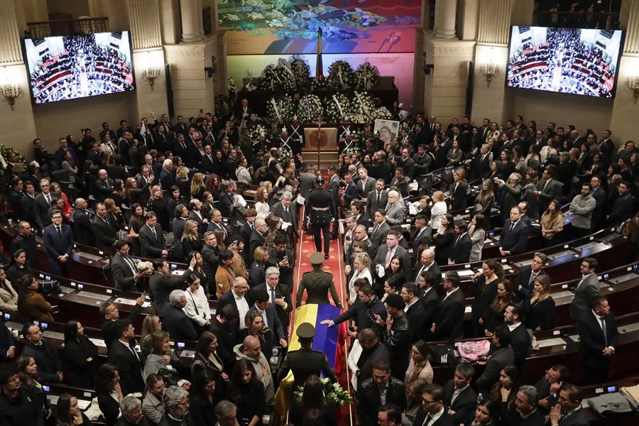 El féretro del senador Miguel Uribe llegó al Capitolio de Colombia