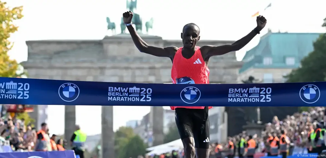 Atleta keniano Sebastian Sawe gana el Maratón de Berlín y logra la mejor marca del año