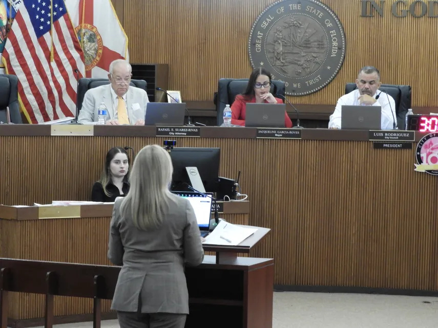 Concejo de Hialeah no logra aprobar la tasa impositiva: se pospone debate sobre el presupuesto