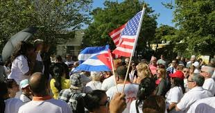 Cubanos en Miami protestan contra la restricción de reunificación familiar impuesta por la administración Trump