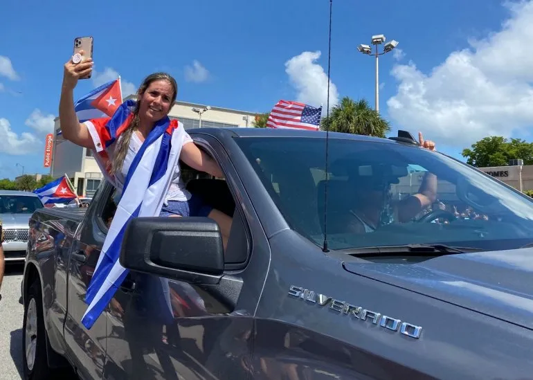 Cubanos en Miami se manifiestan contra restricciones de vuelos y remesas a Cuba