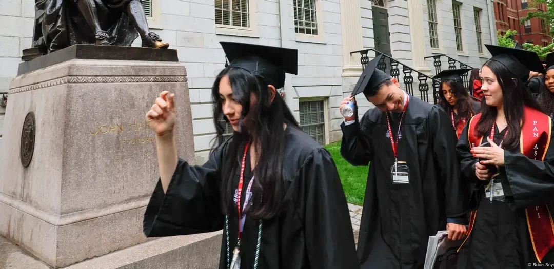 Jueza federal revoca la congelación de fondos federales a la Universidad de Harvard