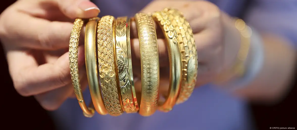 El oro alcanza un nuevo récord histórico y supera los $4,370 por onza ...