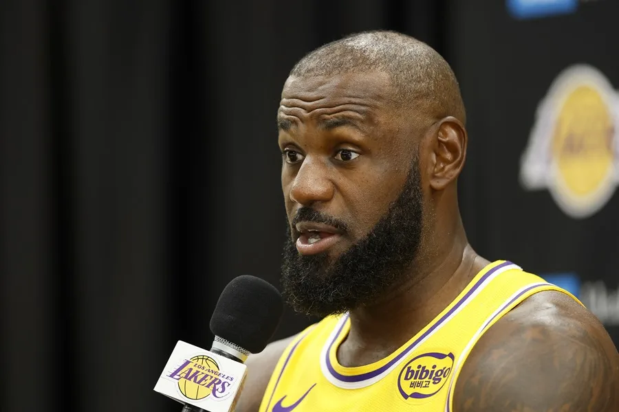 LeBron James anuncia «decisión crucial» y desata rumores sobre su futuro