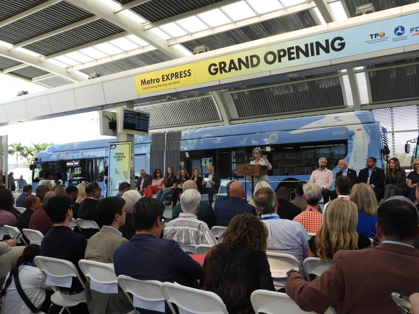Miami-Dade inaugura el South Transit Way: El primer corredor de tránsito rápido 100% eléctrico de EE.UU.