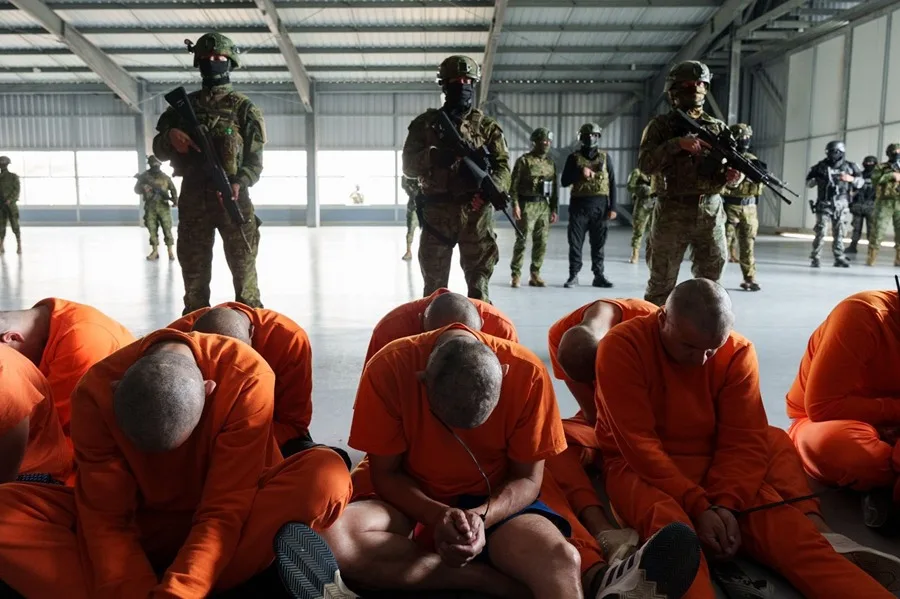 Ecuador traslada a 300 presos peligrosos a cárcel de máxima seguridad tras masacre