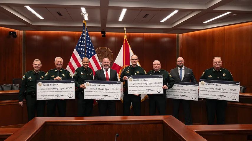 Florida distribuye $1.8 millones en incentivos a agencias policiales por cooperación migratoria