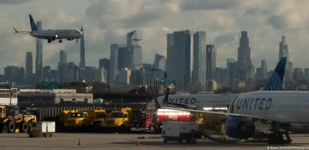 Levantan restricciones de vuelos tras cierre de Gobierno récord