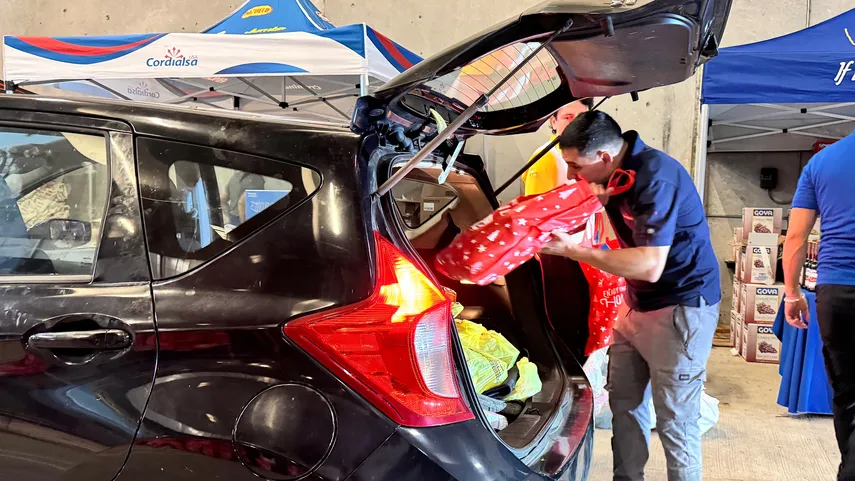 CAMACOL ilumina la Navidad: Multitudinaria entrega de 700 canastas navideñas en el LoanDepot Park de Miami