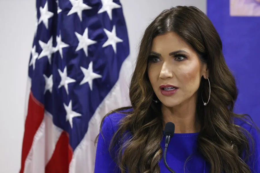 Secretaria del DHS propone veto migratorio total a países que «inundan» EE.UU.