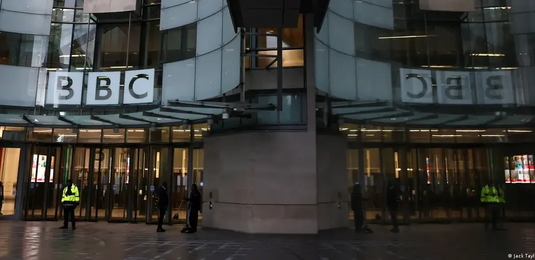 Trump demanda a la BBC por $10,000 millones alegando manipulación de su discurso