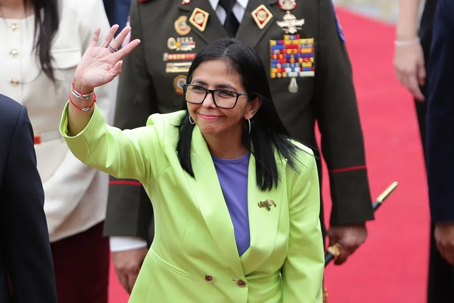 Delcy Rodríguez condena la invasión pero negocia con Washington