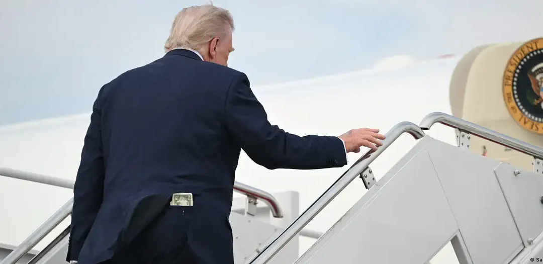 Falla eléctrica obliga al Air Force One a regresar de emergencia a Washington rumbo a Davos