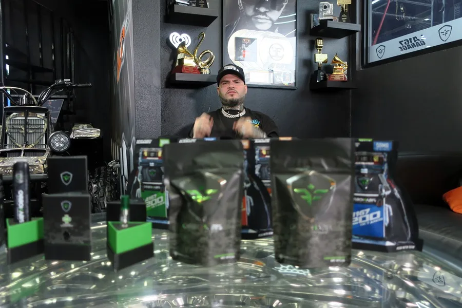 Farruko rompe estigmas y lanza «Carbonabis», su línea de cannabis medicinal