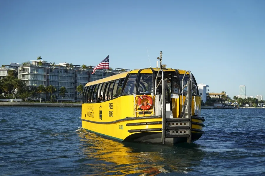 Miami Beach estrena servicio gratuito de taxis acuáticos para aliviar el tráfico y North Miami Beach honra a oficial héroe